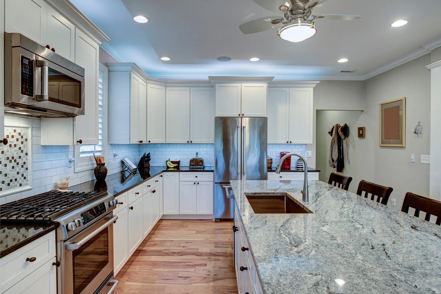 Granite vs. Quartz Countertops (Pros & Cons)